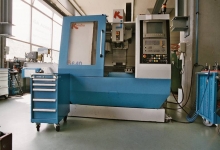 High-performance 3-axis Fräszenter 22 Tools, 4000 U / min 4-axis controlled dividing head with chuck D125 Travel: X-axis Y-axis 600 400 Z-axis 510